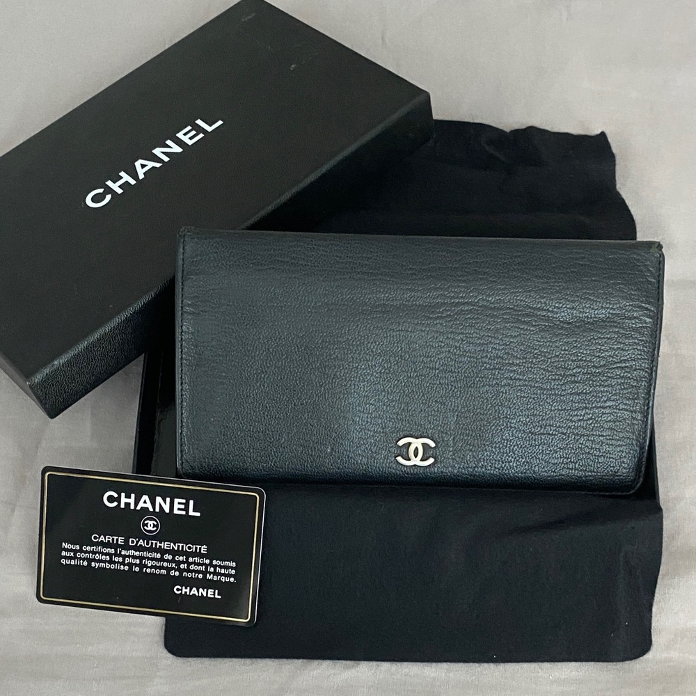 Authenticity CHANEL Black Leather Vintage Wallet